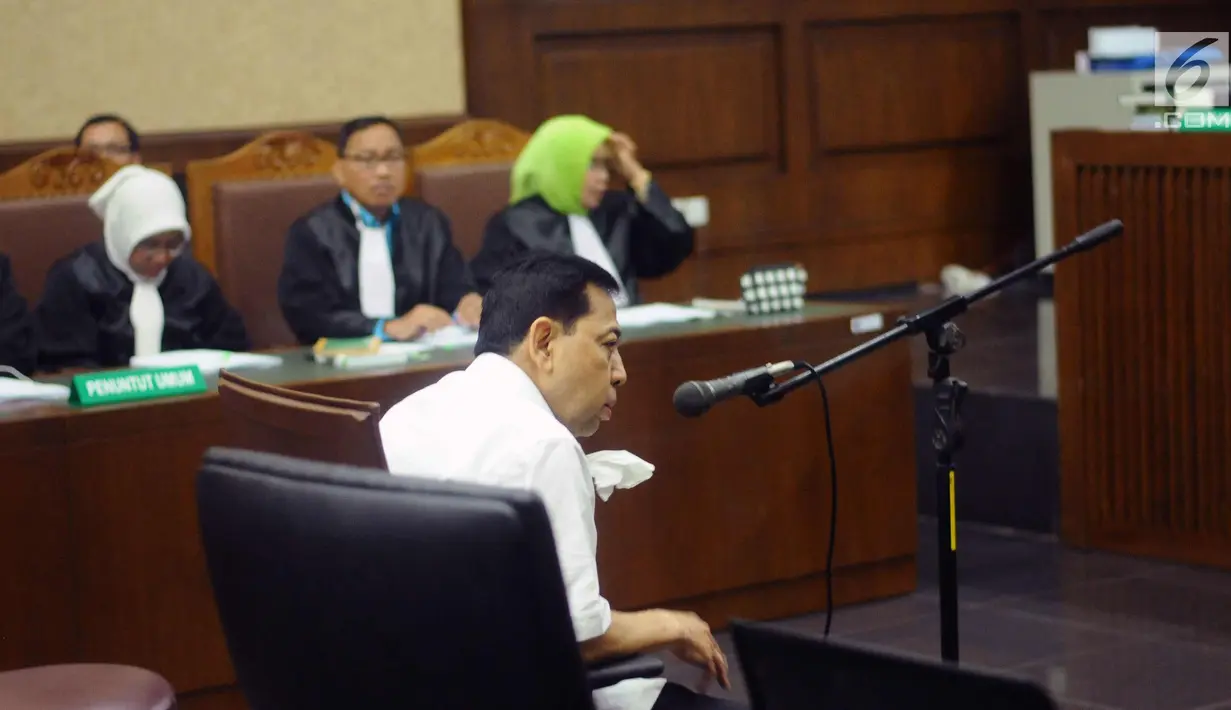Tersangka korupsi proyek E-KTP Setya Novanto saat mengikuti sidang perdana di Pengadilan Tipikor, Jakarta, Rabu (13/12). Sidang diskors untuk memberikan kesempatan melakukan pemeriksaan kesehatan terhadap Setya Novanto. (Liputan6.com/Helmi Fithriansyah)