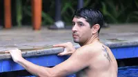 Diam-diam ternyata gelandang Arema Cronus, Esteban Vizcarra, senang merajah tubuhnya. (Bola.com/Iwan Setiawan)