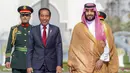 Putra Mahkota Arab Saudi Mohammed bin Salman atau Pangeran MBS (kanan) menyambut Presiden Indonesia Joko Widodo atau Jokowi sehari menjelang KTT GCC-ASEAN di Riyadh, Arab Saudi, Kamis (19/10/2023). Jokowi melanjutkan kunjungan kerja hari kedua di Arab Saudi dengan bertemu Pangeran MBS di Istana Al-Yamamah. (Bandar AL-JALOUD/Saudi Royal Palace/AFP)