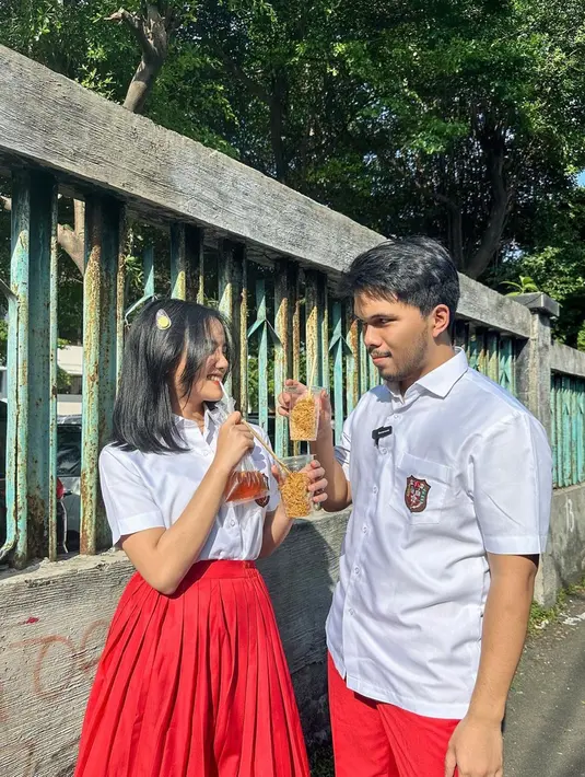 Potret kompak Fuji An dan Thariq dengan memakai seragam SD ini pun banjir pujian dari netizen. Keduanya juga turut memamerkan kemesraan bersama dalam unggahan di Instagram. (Liputan6.com/IG/@fuji_an)