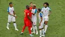 Pemain Belgia, Romelu Lukaku (kedua kiri) berselisih dengan pemain Panama dalam penyisihan Grup G Piala Dunia 2018 di Stadion Fisht, Sochi, Rusia, Senin (18/6). (AP Photo/Victor R. Caivano)