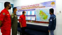 Direktur Pengendalian Karhutla KLHK bersama BPPT dan Pilot Casa TNI AU melakukan briefing pelaksanaan rekayasa hujan dengan TMC di Provinsi Riau. (Liputan6.com/M Syukur)
