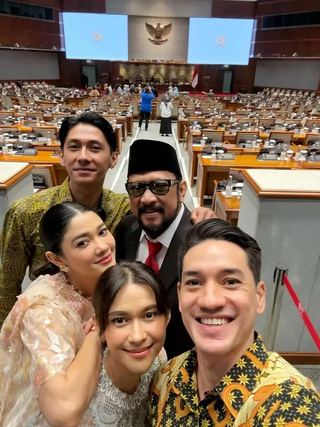 Potret Naysila Mirdad Dampingi sang Ayah saat Dilantik (credit: instagram/naymirdad)