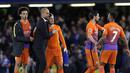 Pelatih Manchester City, Pep Guardiola mencoba memberikan semangat kepada anak asuhnya usai kalah dari Chelsea pada lanjutan Premier League di Stamford Bridge stadium (5/4/2017). Chelsea menang 2-1. (AP/Alastair Grant)