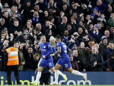 Gelandang Chelsea, Eden Hazard, melakukan selebrasi usai membobol gawang Bournemouth pada laga Piala Liga Inggris di Stadion Stamford Bridge, Kamis (20/12). Chelsea menang 1-0 atas Bournemouth. (AP/Alastair Grant)