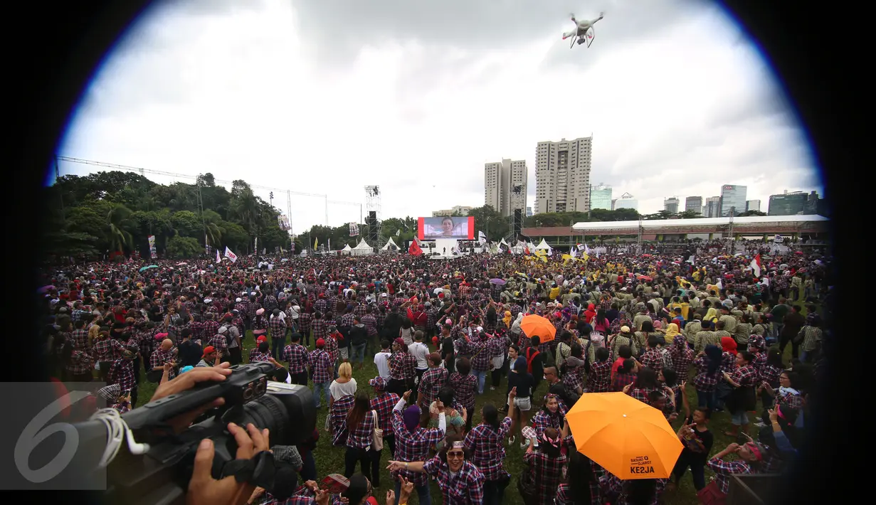 Suasana konser gue 2 di Kawasan Senayan, Jakarta, Sabtu (4/2). Sejumlah artis ikut meramaikan konser ini untuk mendukung pasangan calon nomer 2 Ahok - Djarot. (Liputan6.com/Johan Tallo)