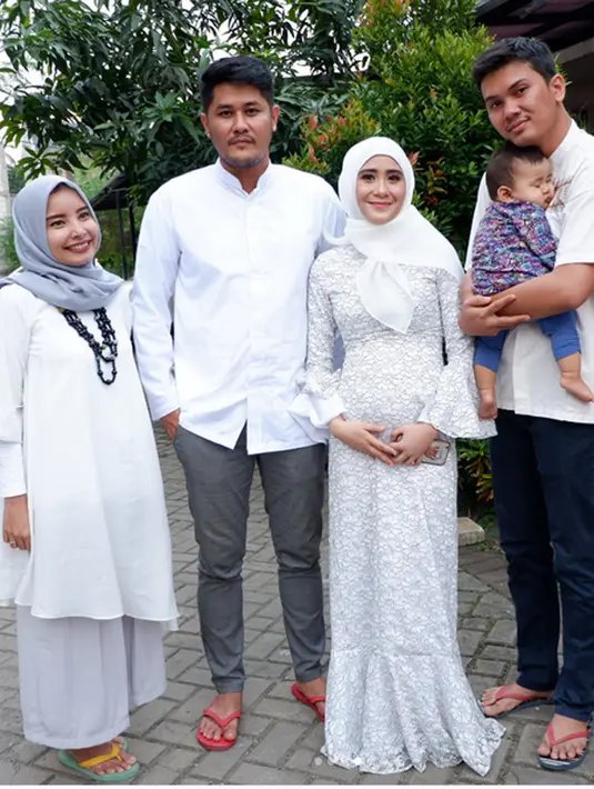 "Saya percaya Tuhan mengirim kamu ke dalam hidup saya, untuk memberi saya sesuatu untuk diperjuangkan, untuk menunjukkan kepada saya bahwa ada cinta di dunia ini," tulis ryana_dea. (Instagram/ryana_dea)