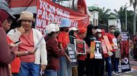 Aliansi Gerakan Buruh Bersama Rakyat (GEBRAK) dan serikat buruh lain menggelar aksi Hari Buruh di depan Gedung DPR RI pada hari ini, Kamis (1/5/2025). (Liputan6.com/Delvira Hutabarat),