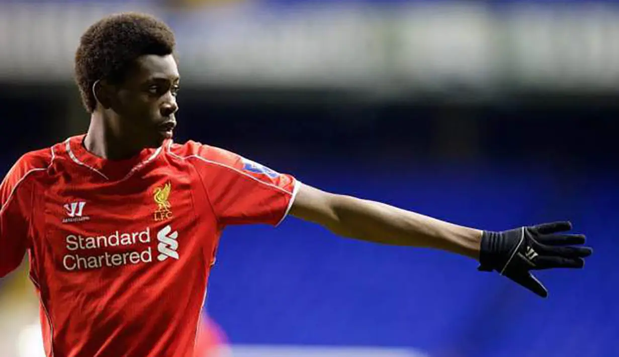 4. Ovie Ejaria (18 tahun), pemain dengan posisi gelandang yang memiliki kemampuan akurasi umpan-umpan panjang yang baik. Dirinya sempat menolak beasiswa dari Arsenal dan memutuskan bergabung dengan Liverpool. (Squawka)