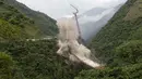 Peruntuhan sebuah jembatan gantung oleh para insinyur di Chirajara, Kolombia, Rabu (11/7). Sebelumnya, sebagian jembatan runtuh dan menewaskan sembilan pekerja saat pembangunannya pada Januari lalu. (AP Photo/Fernando Vergara)