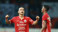 Selebrasi pemain Persija Jakarta, Riko Simanjuntak setelah mencetak gol ke gawang Persib Bandung dalam dalam laga tunda pekan ke-28 BRI Liga 1 2022/2023 yang berlangsung di Stadion Patriot Candrabhaga, Jumat (31/3/2023). (Bola.com/M Iqbal Ichsan)