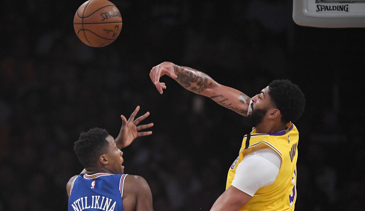 Pebasket Los Angeles Lakers, Anthony Davis, berebut bola dengan pemain New York Knicks, Frank Ntilikina, pada laga NBA di Staples Center, Rabu (8/1/2020). LA Lakers  menang 117-87 atas Knicks. (AP/Mark J. Terrill)