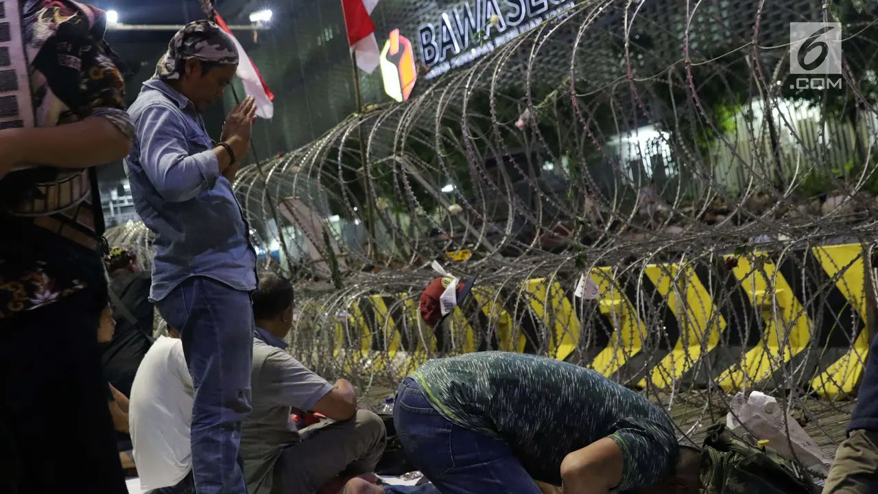 Massa Aksi Buka Puasa dan Salat Magrib di Depan Gedung Bawaslu