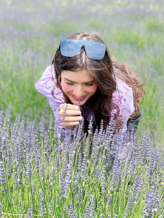 Baru-baru ini ia pun unggah momen liburan bersama keduanya anaknya saat liburan ke kebun lavender. Dalam momen liburan tersebut, Carissa Putri dan kedua anaknya pun kompak senada dengan warna bunga lavender yang ada di Australia. (Liputan6.com/IG/@carissa_puteri)
