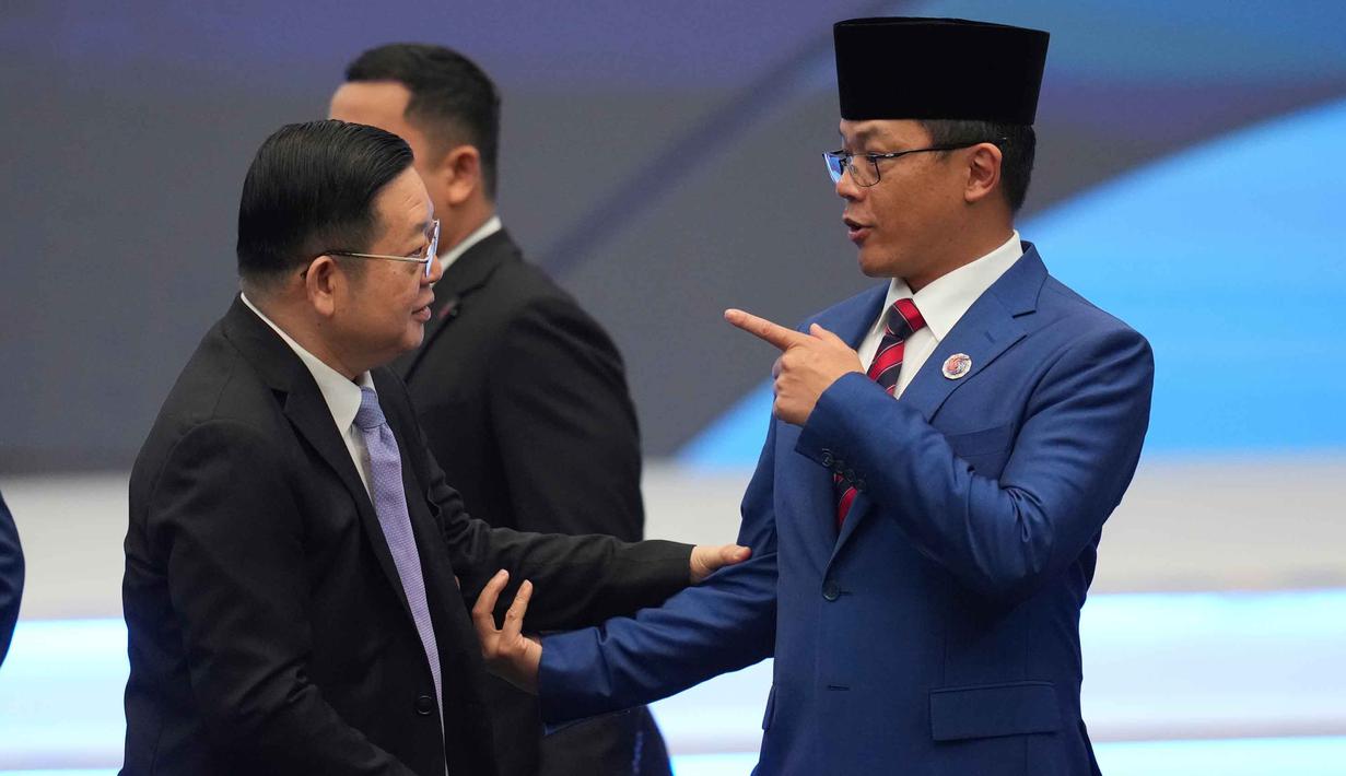 Menteri Luar Negeri Indonesia, Sugiono (kanan), berjabat tangan dengan Sekretaris Jenderal ASEAN, Kao Kim Hourn, saat mereka tiba untuk menghadiri pertemuan di Kuala Lumpur, Malaysia, Sabtu 25 Oktober 2025. (AP Photo/Rafiq Maqbool)
