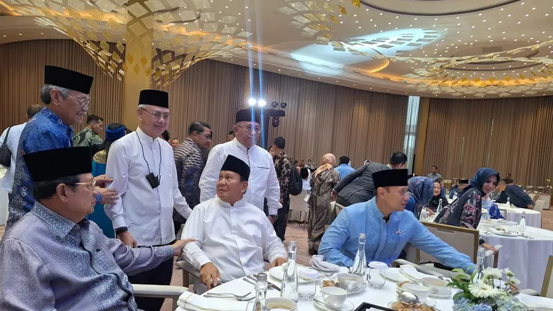 Ketua Majelis Tinggi Partai Demokrat Susilo Bambang Yudhoyono (SBY) di hadapan Prabowo Subianto saat acara buka puasa bersama Partai Demokrat, Rabu (27/3/2024).