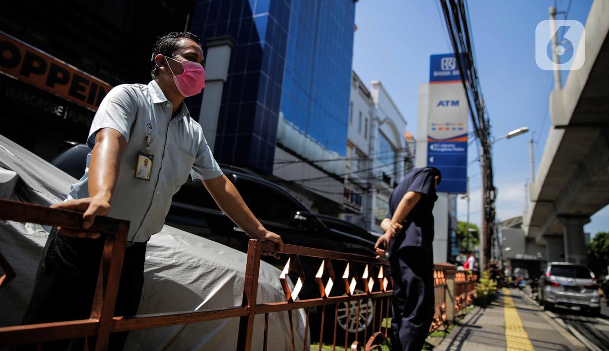 Seorang pegawai berjemur di bawah sinar matahari di Kawasan Fatmawati, Jakarta, Selasa (31/3/2020). Berjemur diri di bawah sinar matahari saat pagi merupakan salah satu upaya yang paling sederhana untuk menjaga kesehatan selama wabah virus COVID-19. (Liputan6.com/Faizal Fanani)
