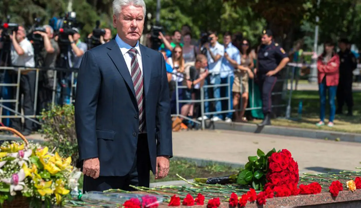 Walikota Moskow, Sergei Sobyanin, meletakkan bunga di pintu masuk Stasiun Park Pobedy, Moskow, (16/7/2014). (AFP PHOTO/Dmitry Serebryakov)