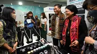 Direktur Consumer Bank BTN Hirwandi Gafar dan Staf Ahli Bidang Keuangan dan Pengembangan UMKM Loto S. Ginting berbincang dengan pelaku UMKM pada acara Bazar UMKM untuk Indonesia di Jakarta (16/2/2023). (Liputan6.com/HO)