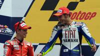 Valentino Rossi tersenyum saat berhasil kalahkan Casey Stoner di Laguna Seca (AFP)