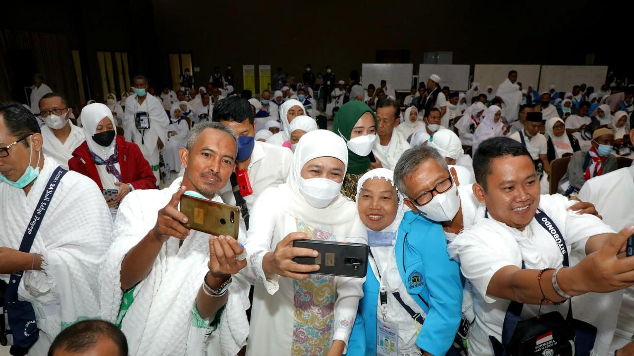 Khofifah foto bersama jemaah haji Jatim sebelum berangkat ke Tanah Suci. (Dian Kurniawan/Liputan6.com)
