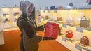 Petugas menunjukkan salah satu tas mewah yang akan dilelang terbuka pada acara Kejaksaan Agung Fair 2026 di Jakarta, Kamis (21/5/2026). (merdeka.com/Arie Basuki)
