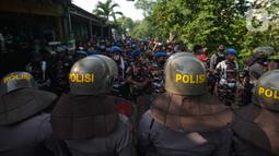 Petugas gabungan bersiap melakukan eksekusi lahan rumah warga Kelurahan Pulogebang RT 20 RW 06 (dahulu RT 08/RW 06) di Jakarta, Selasa (8/6/2021). Eksekusi lahan tersebut berakhir ricuh. (merdeka.com/Imam Buhori)