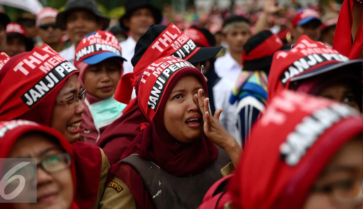 Sejumlah THL TBPP menangis saat unjuk rasa di depan Istana Merdeka, Jakarta, Rabu (7/9). Mereka meminta pemerintah mengangkat 19.156 orang THL-TBPP menjadi pegawai aparatur negara (ASN) serta PNS tanpa batasan usia. (Liputan6.com/Faizal Fanani)