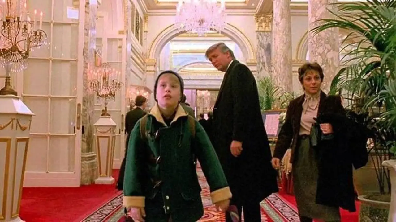 Donald Trump terlihat menjadi figuran di film khas Natal, Home Alone 2.