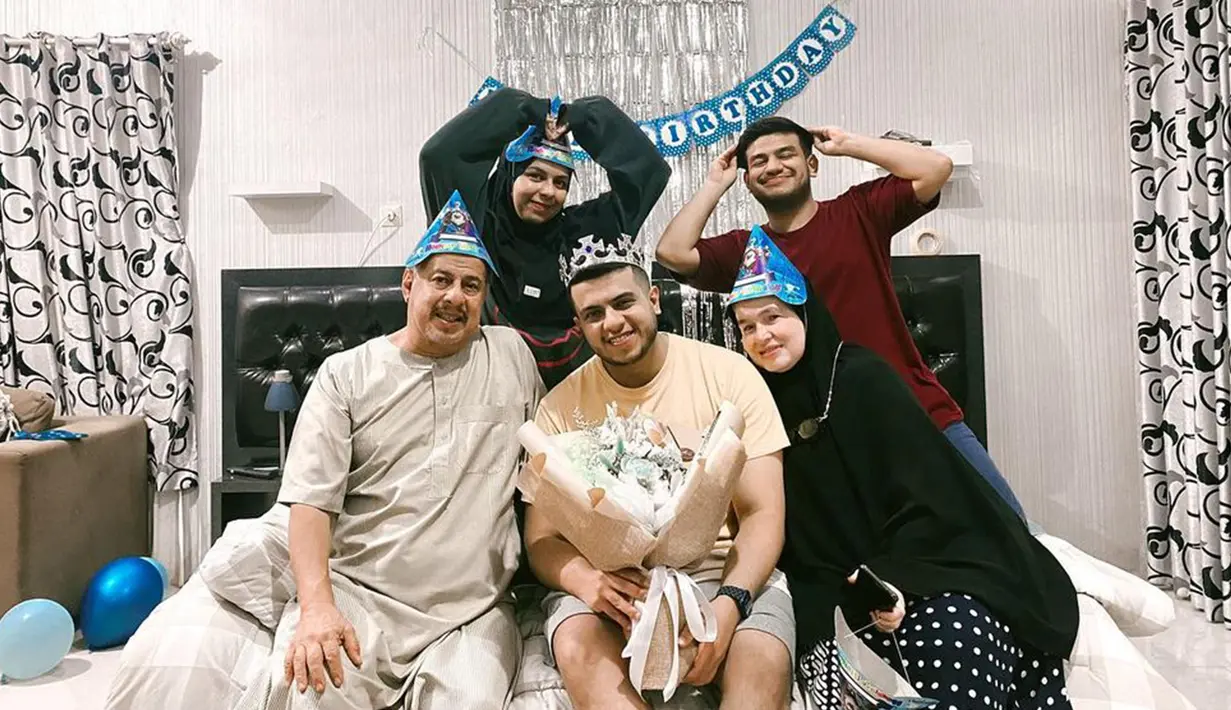 Momen gemas saat keluarga Fadil merayakan ulang tahun kakaknya yang bernama Yislam. Melalui konten-kontennya Fadil membuat setiap anggota keluarganya dikenal baik oleh penggemarnya di media sosial. (Instagram/@fadiljaidi)
