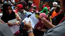 Terlihat beberapa orang antre dengan membawa KTP, surat undangan, dan kartu perlindungan sosial (KPS) milik mereka, Jakarta, Rabu (19/11/2014). (Liputan6.com/Johan Tallo)