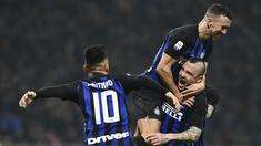 Kegembiraan pemain Inter Milan usai Nainggolan mencetak gol kemenangan pada laga lanjutan Liga Italia Serie A yang berlangsung di stadion Giuseppe Meazza, Milan, Senin (18/2). Inter Milan menang 2-1 atas Sampdoria. (AFP/Miguel Medina)