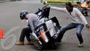 Instruktur mencoba membantu salah satu peserta yang motor gedenya oleng ke samping. (Liputan6.com/Johan Tallo)