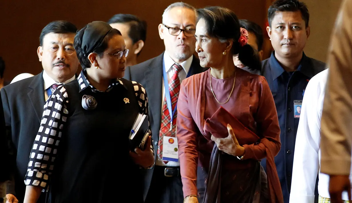 Menteri Luar Negeri Indonesia, Retno Marsudi dan Penasihat Negara Myanmar, Aung San Suu Kyi berjalan usai menghadiri Pertemuan Menteri Luar Negeri ASEAN , Myanmar, Senin (19/12). Pertemuan tersebut membahas masalah Rohingya. (REUTERS / Soe Zeya Tun)