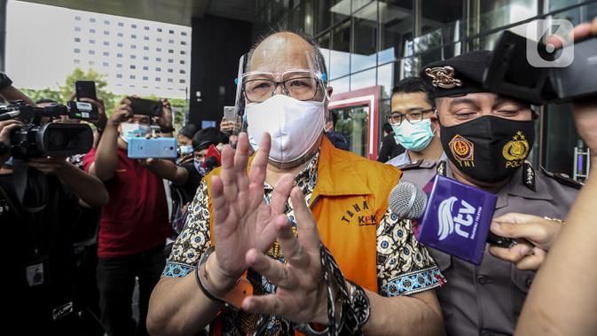 Komisaris RSU Kasih Bunda Hutama Yonathan meninggalkan Gedung KPK, Jakarta, Sabtu (28/11/2020). KPK resmi menahan Komisaris RSU Kasih Bunda Hutama Yonathan sebagai tersangka suap perizinan pengembangan Rumah Sakit Kasih Bunda Cimahi. (Liputan6.com/Johan Tallo)