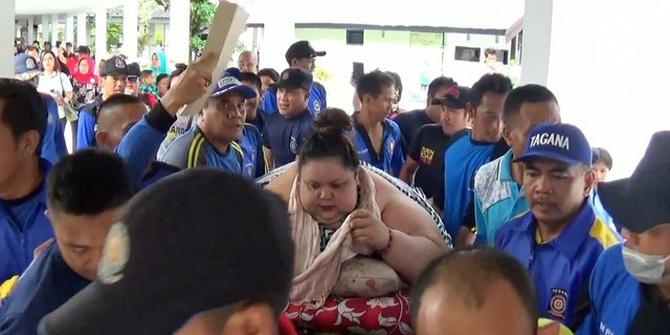 VIDEO: Evakuasi Perempuan Obesitas 350 Kg, Pintu Jendela Dibobol