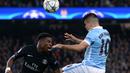 Pemain PSG, Serge Aurier (kiri), berebut bola dengan pemain Manchester City, Sergio Aguero, pada leg kedua perempat final Liga Champions di Stadion Etihad, Manchester, Rabu (13/4/2016) dini hari WIB. (AFP/Oli Scarff)
