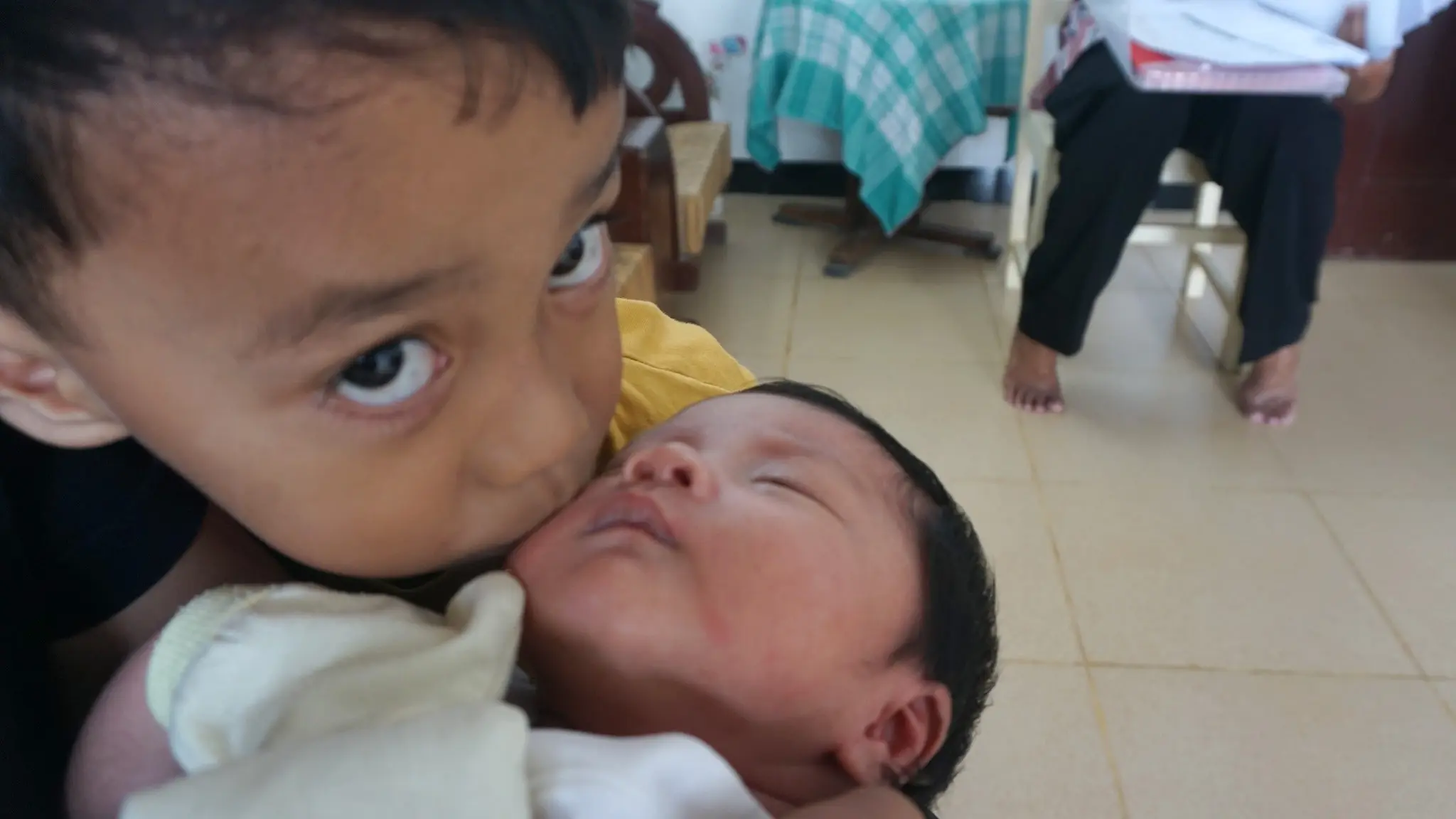 Bayi bernama Indonesia sedang dicium sang kakak, Naufal di kediamannya di Sawit, Boyolali.(Liputan6.com/Fajar Abrori