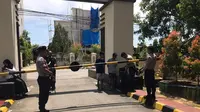 Polda Sulsel terapkan penjagaan ketat di pintu masuk Markas Komando pasca peristiwa bom bunuh diri terjadi di Markas Polrestabes Medan (Liputan6.com/ Eka Hakim)