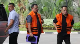 Narapidana kasus suap Bakamla, Fahmi Darmawansyah (kanan) dan Andi Rahmat (tengah) tiba di Gedung KPK, Jakarta, Selasa (7/8). Keduanya diperiksa sebagai saksi untuk tersangka Kalapas Sukamiskin Wahid Husein. (Merdeka.com/Dwi Narwoko)