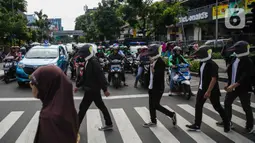 Sejumlah aktivis Greenpeace mengenakan topeng penguin saat menggelar aksi dalam car free day di kawasan Thamrin, Jakarta, Minggu (9/2/2020). Mereka mengajak pemerintah untuk berpartisipasi dalam mewujudkan Perjanjian Laut Internasional (Global Ocean Treaty). (Liputan6.com/Faizal Fanani)
