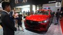 Pengunjung memperhatikan mobil mewah Mazda cx 60 seharga Rp 1,9 miliar pada pameran otomotif GAIKINDO Indonesia International Auto Show (GIIAS) 2024 di Indonesia Convention Exhibition (ICE) BSD Tangerang, Banten, Jumat (19/7/2024). (merdeka.com/Arie Basuki)