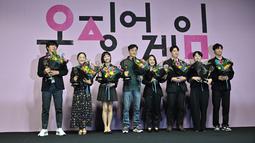 Aktris Korea Selatan Lee Yoo-mi dan Sutradara Hwang Dong-hyuk berpose dengan anggota staf serial Netflix "Squid Game" selama konferensi pers perayaan Emmy di Seoul, Korea Selatan (16/9/2022). Peraihan tersebut membuat serial asli Netflix berbahasa Korea itu menjadi program non-Inggris pertama yang pernah memenangkan penghargaan TV paling bergengsi di Amerika Serikat. (AFP/Jung Yeon-je)