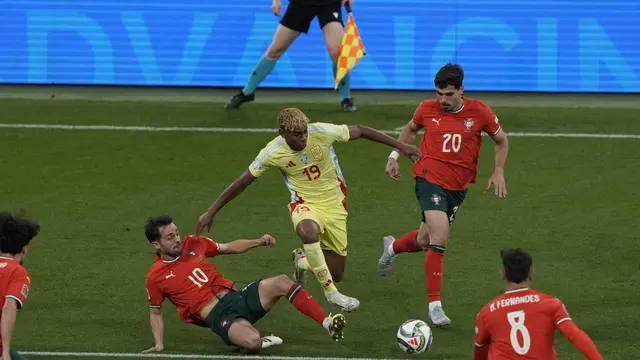 Lamine Yamal diganggu Bernardo Silva di laga Portugal vs Spanyol di final UEFA Nations League, Senin (09/06/2025) dini hari WIB. (AP/Michael Probst)