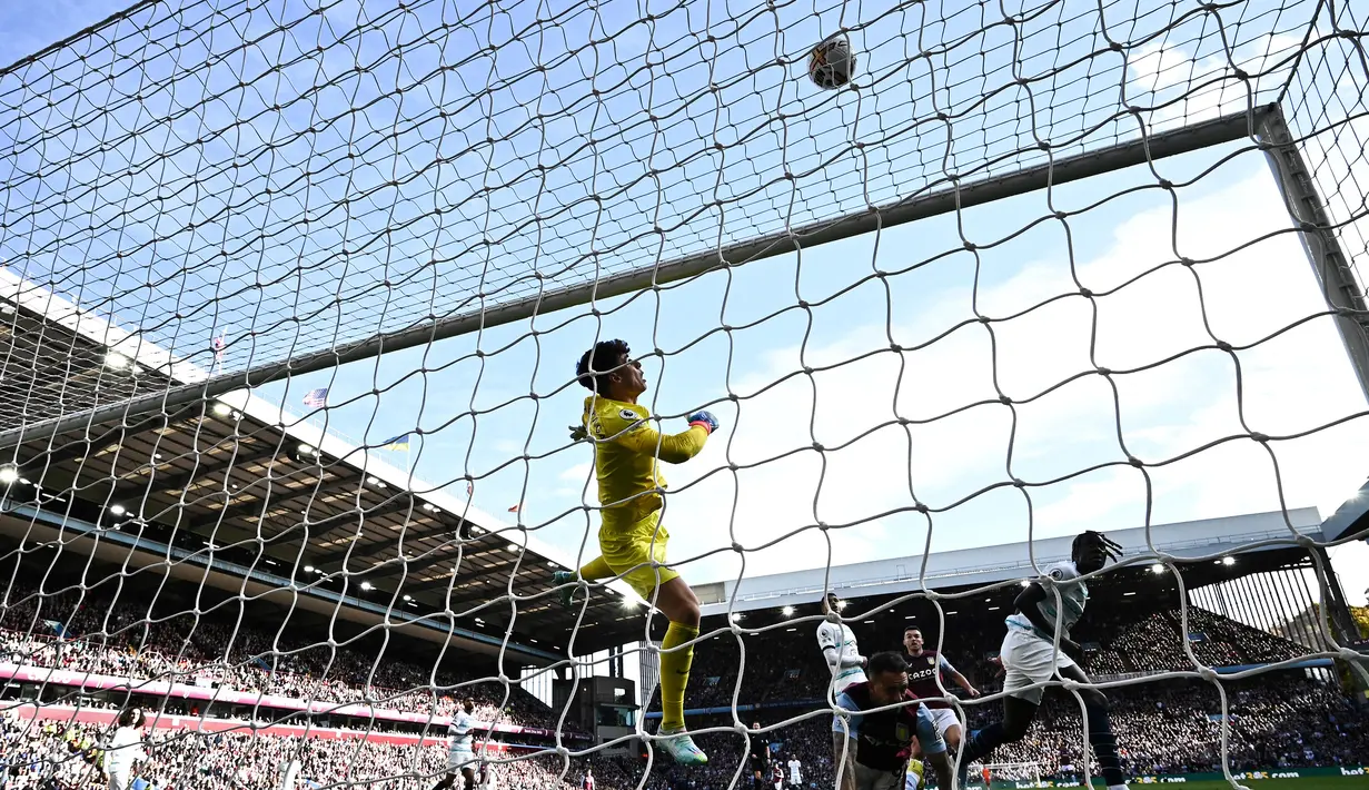 Pada babak kedua Kepa Arrizbaalaga kembali tampil prima. Peluang demi peluang Aston Villa berhasil dimentahkannya. Salah satunya adalah saat ia membuat penyelamatan ganda pada menit ke-62. Usai meninju bola liar di dalam kotak penalti, ia kemudian mampu mengamankan sepakan jarak jauh John McGinn. (AFP/Ben Stansall)