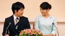 Putri sulung Pangeran Akishino, Putri Mako dan kekasihnya, Kei Komuro saling bertatapan saat mengumumkan pertunangannya di Tokyo, Jepang, (3/9). Kei Komuro merupakan eorang pria dari kalangan rakyat biasa. (AFP Photo/Pool/Shizuo Kambayashi)