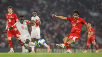 Nathan Tjoe-A-On beraksi dalam duel Timnas Indonesia versus Mozambik di Stadion Utama Gelora Bung Karno, Jakarta, Selasa (9/6/2026). (Bola.com/Bagaskara Lazuardi)