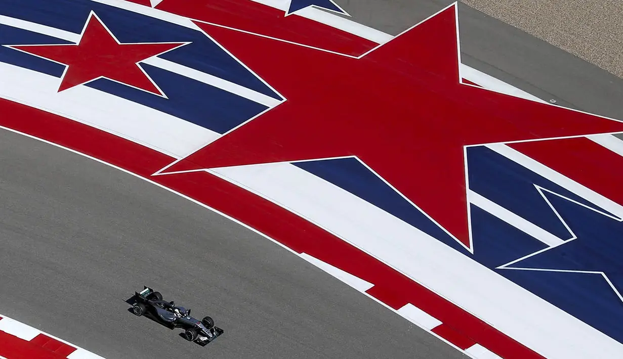 Foto Olahraga Terbaik - Pebalap Marcedes, Lewis Hamilton, tampil pada sesi latihan di Sirkuit Austin, Amerika Serikat, Sabtu (22/10/2016). (Reuters/Adrees Latif)