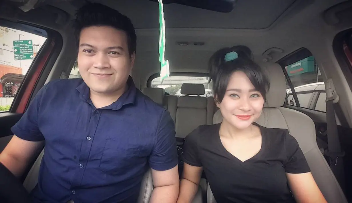 "Tiba saatnya kami memutuskan untuk ke jenjang yang lebih pasti, ke gerbang pernikahan. Karena kami sadar jika kami satu semua yang abu2 akan menjadi putih...semua yang tadinya pedih, perih, sedih akan menjadi senandung lirih," tulis Chikita Meidy.