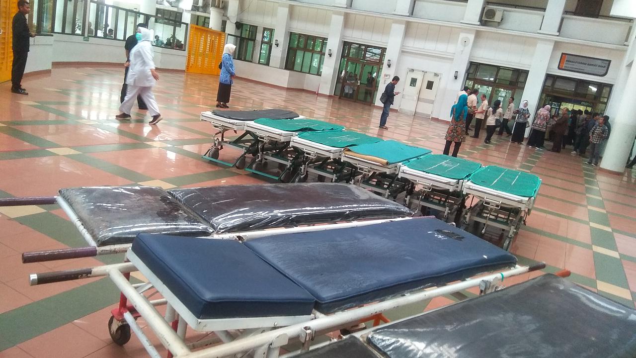 Brankar (usungan untuk mengangkat orang sakit) ditambah di RS Hasan Sadikin Bandung jelang pergantian tahun. (Foto: Arie Nugraha/Liputan6.com)